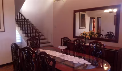 Casa-sobrado, 4 dormitórios, 2 suítes, 5 vagas, com 785m² de terreno e 320m² privativos no bairro Santo Antônio em Porto Alegre. No piso térreo, living 2 ambientes, hall, circulação, lavabo, estar ínt