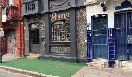 Casa comercial no bairro Cidade Baixa em Porto Alegre com (Três) dormitórios transformados em salas, 2  banheiros, cozinha e área de serviço, garagem. Pátio com plantas. Próximo a Rua Luiz Afonso e de