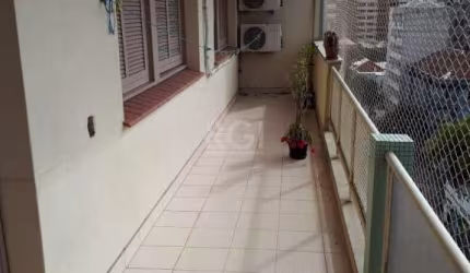 Apartamento de frente com 3 dormitórios com 145 m² no bairro Cidade Baixa em Porto Alegre/RS. Living 2 ambientes, banheiro social, cozinha, área de serviço, banheiro auxiliar, dependência de empregada