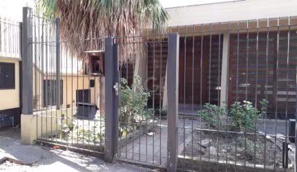 CASA PARA FINS COMERCIAIS OU RESIDENCIAIS ALUGUEL OU VENDA&lt;BR&gt;Ótima casa 4 quartos/dormitórios com 1 suíte, 4 vagas de garagem, no bairro petrópolis, próximo ao futuro shopping belvedere, muito 