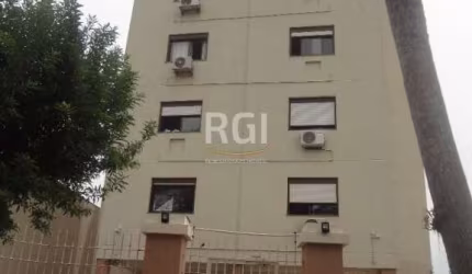 Excelente apartamento de 03 dormitórios( 01 suíte),amplo, living dois ambientes, sacada com churrasqueira, cozinha, piso laminado, vaga dupla coberta. Bem arejado e ensolarado.&lt;BR&gt;Edifício com e