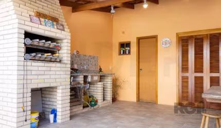 Ótimo sobrado no Partenon, com 110m² privativos, de 3 dormitórios, 4 vagas e pátio com piscina. Possui no andar térreo: sala de estar, lavabo, e cozinha americana mobiliada e área de serviço. No andar