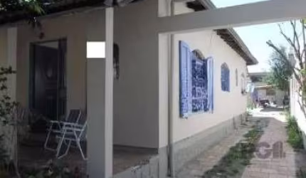 Casa com 3 dormitórios no bairro Cristal em Porto Alegre. &lt;BR&gt;Sendo 1 suíte, 3  banheiros, sala de estar e sala de jantar, copa, cozinha e lavanderia. Própria para comércio como clinica.  &lt;BR