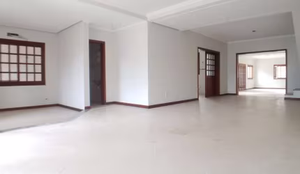 Linda casa com 378m² privativos, living amplo para até 4 ambientes que pode ser usado como salão de festas. Salas podem ter ambientes integrados, com acesso para cozinha e pátio. Hall de entrada e lav