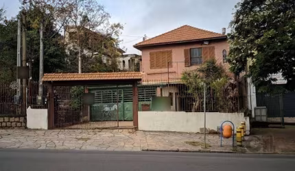 Ótimo terreno na Glória, de 362m² com 2 construções de alvenaria A casa principal na frente possui: sala de estar ampla, sala de jantar, 3 dormitórios sendo 1 suíte com banheira de hidro, banheiro soc