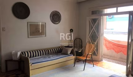 Ótimo e amplo apartamento no Bom Fim, em prédio tradicional no bairro, com 142m² privativos, de 3 dormitórios, sendo 1 com sacada, living para 2 ambientes com sacada, sala de jantar, banheiro social, 