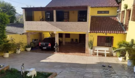 Casa 3 dormitórios,  2 pisos, cozinha americana e montada, living amplo 3 ambientes, área serviço separada, parte de cima, 3 dormitórios sendo uma suíte, banho social, estar e uma sacada.&lt;BR&gt;Pát