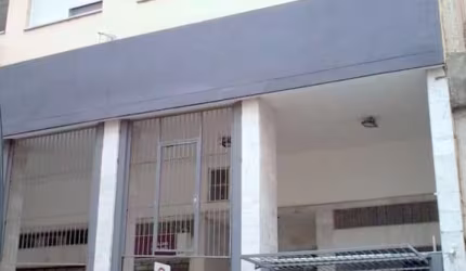 Ótimo e amplo apartamento no Centro, andar alto, ótima vista, com 110m² privativos, de 3 dormitórios e vaga. Possui living amplo para 2 ambientes com sacada com vista para a Praça da Matriz,  3 dormit
