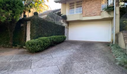 Casa belíssima no Recanto do Sabiá, em Ipanema. Primeiro puso com hall de entrada iluminado, pé direito alto, duas salas, sendo um living de tv com lareira e outa sala de estar ampla, com integração p