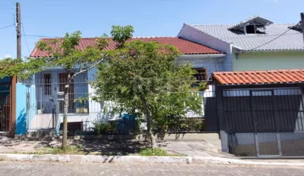 Casa com 211m², possui  3 dormitórios, sala de janta, sala de estar, 3 banheiros, cozinha, Lavanderia , área com churrasqueira e lavabo. Todas as peças são amplas e impecável sem necessidade de qualqu