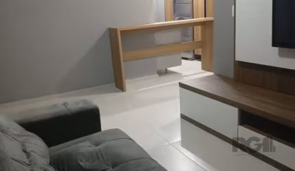 Apartamento de 2 (dois) dormitórios no Centro histórico, Porto Alegre/RS. Com living, àrea de serviços e boa cozinha. Totalmente reformado em prédio muito bem conservado, com portaria 24h, dois elevad