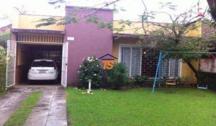Casa térrea de 03 dormitórios, sendo 01 suíte. Sala de 02 ambientes, com lareira. Cozinha com armários sob medida. Pátio grande, com lareira e quiosque com churrasqueira. Quarto com banheiro. Garagem 