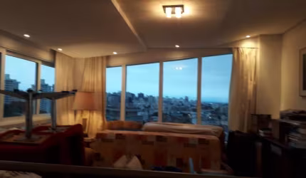 Vende-se fantástica cobertura de dois dormitórios com vista panorâmica de toda cidade, com duas vagas no bairro Higienópolis. Perfeita para um casal ou pessoa solteira com bom nível.  Living piso porc