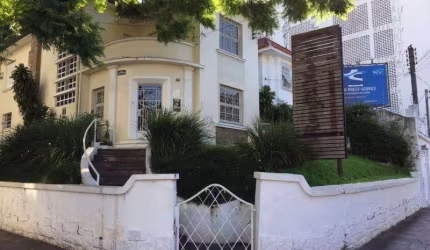 CASA COMERCIAL com diversas peças e garagem no bairro Petrópolis em PORTO ALEGRE/RS.Excelente CASA COMERCIAL de esquina, 485m² privativos, living 2 ambientes. Andar térreo, hall, living andar superior