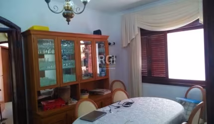 Casa residencial  com 4 dormitórios, sendo 2 suítes, hall de entrada, lavabo, e living em 2 ambientes com sofá, copa-cozinha, e área de serviço, com 2 vagas de garagem, com 175 metros privativos,  fin
