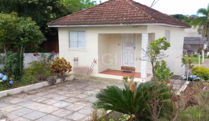 Casa com 2 quartos, 1 suíte, 4 vagas de garagem, no bairro Belém Velho, Porto Alegre/RS  &lt;BR&gt;    &lt;BR&gt;Encantadora casa com 495m², 2 dormitórios, incluindo uma suíte, cozinha integrada à sal