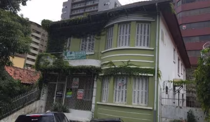 Casa em localização nobre, no bairro Moinhos de Vento, composta de 2 pisos, térreo e 2ª andar , distribuída em várias salas , excelente construção, próxima a Av. 24 de outubro e localizada em tradicio