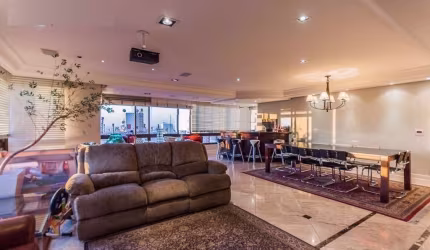Lindíssimo e mobiliado este apartamento conta com excelente projeto arquitetônico e de iluminação. Acabamento com o que há de melhor em material construtivo. Possui 174 metros quadrados divididos em l