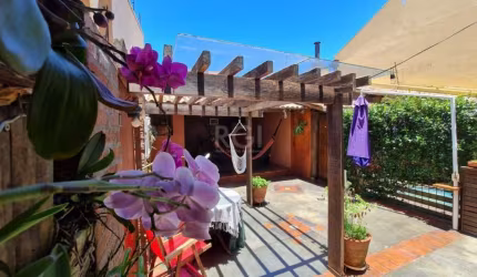 Casa de alvenaria, único dono,  no Portal do Guarujá ? Porto Alegre.&lt;BR&gt;Terreno com 150 m2, medindo 5X30. A casa possui 3 pavimentos com altura de 8,80m e ocupação de 66,6% com área total constr