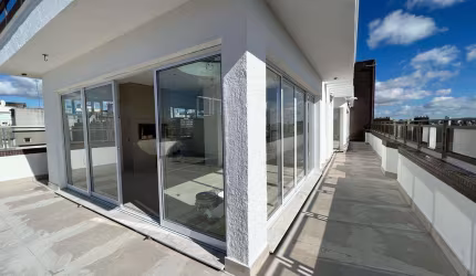 Cobertura Triplex de 367m² + Terraços (aprox. 600m2 de área total) com 4 dormitórios, sendo uma suíte com closet e banheiro com hidro. Banheiro social com banheira, living com lareira, extensa sacada,