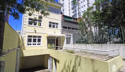 Excelente casa no bairro Rio Branco. O 1º pavimento conta com espaço para 3 ambientes, cozinha e banheiro com acessibilidade. O 2º pavimento possui espaço para 2 ambientes, 1 suíte e 1 banheiro social