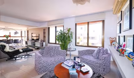 Bela cobertura com 300,81 m2 de área privativa, no bairro Rio Branco, prox. ao IPA, com 3 dormitórios, uma suíte master, 05 banheiros, ampla cozinha, churrasqueira, moveis sob medida , piso porcelanat