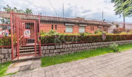 Casa com 408m², com 3 suítes, suíte master, hall de entrada, lareira, lavabo, gabinete, churrasqueira, pátio, dependência de empregada, depósito, 4 garagens (sendo 2 cobertas).&lt;BR&gt;No segundo pis