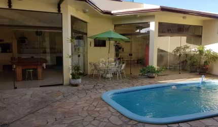 Excelente casa com 03 domitórios, sendo um deles uma ampla suíte master, no bairro Sarandi, construída em alvenaria em um terreno de 12X25, com  a seguinte disposição:&lt;BR&gt; Andar térreo com hall 
