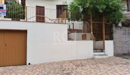 Casa para Venda - 120m², 3 dormitórios, 1 vaga - Higienópolis - CASA 3 DORMITÓRIOS EM TERRENO QUE MEDE 309,76 METROS QUADRADOS,  COM HALL, SALA, COZINHA, BANHEIRO, PÁTIO, UMA GARAGEM. TERRENO EM ACLIV