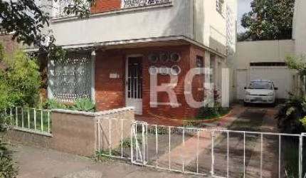 Casa de três dormitórios, no miolo do Bairro Menino Deus, em muito bom estado de conservação.&lt;BR&gt;No piso inferior possui amplo living para 3 ambientes, gabinete, ampla cozinha, área de serviço, 