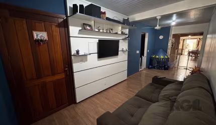 Excelente casa na Hípica com  5 dormitórios, 2  banheiros, sala grande, cozinha grande com balcão de alvenaria e tampos de granito, piso laminado em 2 quartos e na sala, nos outros 3 quartos assoalho 