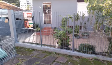 Excelente casa, em rua calma, 4 dormitórios, 2 banheiros, 2 vagas.