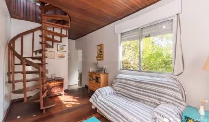 Vende Casa de Alvenaria com 4 dormitórios, sendo 1 na parte superior com suíte e uma sacada. Na parte de baixo 3 dormitórios, 2  salas, cozinha ampla, lavanderia, 2 banheiros e amplo  pátio com árvore