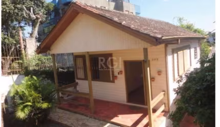 Residência  com 134m2 ,  03 dormitórios, living amplo, copa cozinha, banheiro social, andar inferior da casa, 2 dormitórios, living, banheiro social. Pátio com churrasqueira, piscina, 01 garagem. &lt;