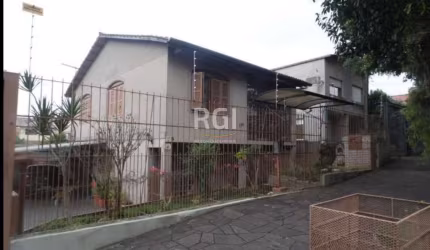 Casa,sobrado, com 150 m² de areá privativa, jardim, living, sala jantar, cozinha, lavanderia em L, banheiro, parte superior, sala intima com sacada, 3 dormitórios, sendo uma suite, garagem fechada 01 