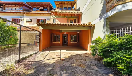 Luagge imóveis vende ótima casa semi-mobiliada de 178m² quadrados  no bairro Ipanema/Jardim Isabel. Possui 3 dormitórios e 3 banheiros (1 lavabo no térreo e 2 banheiros no primeiro piso, sendo 1 na su