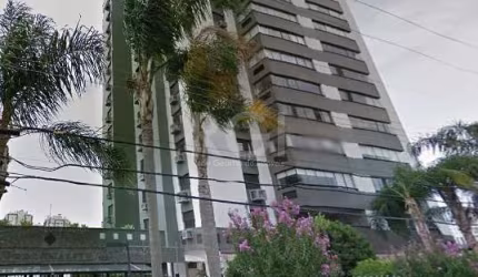 Excelente cobertura no bairro Boa Vista. São 252,00 m² de área distribuídos em living amplo 3 ambientes com lareira, lavabo, 2 banheiros sociais, copa, cozinha montada, área de serviço, split no livin