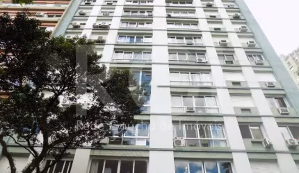 Apartamento à venda no empreendimento Louvre, localizado na Rua Duque de Caxias, com 3 dormitórios, 2 banheiros, 1 vaga de garagem. Infraestrutura completa com elevadores, bicicletário, circuito fecha