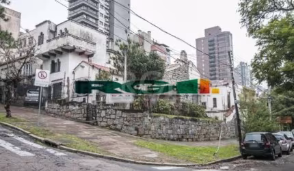AMPLA casa em localização privilegiada do bairro Rio Branco com 5 dormitórios sendo 2 suítes, living 2 ambientes com terraço, sala de jantar com lareira, copa, estar intimo com bar, 5 banheiros, patio