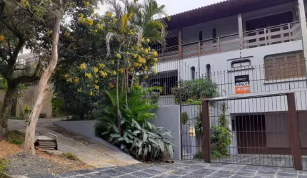 Casa  com quatro (4) dormitórios, sendo uma (1) suíte master, aberturas estilo colonial, com dois (2) pavimentos, lindo hall de entrada, lavabo, copa cozinha, living para quatro  (4) ambientes com lar