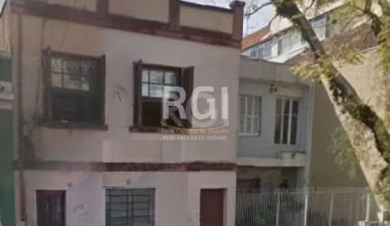 Casa tipo sobrado com quatro dormitórios, salas de jantar e estar, WC social e auxiliar, cozinha e área de serviço, com pátio arborizado nos fundos.&lt;BR&gt;Ótima oportunidade para investidores pois 
