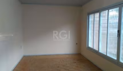 EXCELENTE CASA COM 250m², TÉRREA, DESOCUPADA COM 3 DORMITÓRIOS SENDO 1 SUITE, 2 BANHEIROS E COZINHA AMPLA. GARAGEM FECHADA COM OPCIONAL DE ESTACIONAMENTO ABERTO.&lt;BR&gt;ANEXO EDÍCULA COM ENTRADA IND