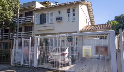Casa no Bairro Cristo Redentor - Oportunidade de Luxo!&lt;BR&gt;&lt;BR&gt;Vende-se casa estilo sobrado no Bairro Cristo Redentor, em Porto Alegre, com 3 dormitórios e 4 vagas de estacionamento, semi-m