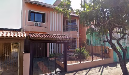 Ótima residência com 316m² construídos, em terreno medindo 10 x 33m, no bairro Cavalhada. Possui living amplo para 2 ambientes com sala de estar com lareira e sala de jantar, 3 dormitórios sendo 1 suí