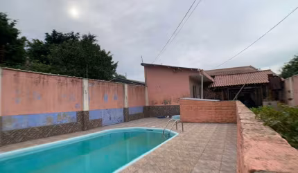Casa ampla, com piscina e garagem com dois ambientes separados na parte da frente do terreno. Casa com dois pisos, com peças amplas, sendo 2 salas, cozinha e lavabo na parte inferior e 3 dormitórios c