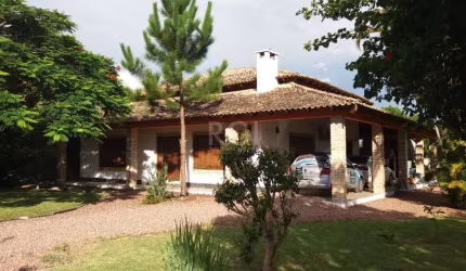 Casa de alvenaria no bairro Boa Vista do Sul, com 02 dormitórios, sendo uma suíte, ampla sala de estar/jantar, cozinha integrada, garagem lateral coberta para até 04 carros, área de serviço, área de c