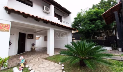 Ótima  casa no Bairro Camaquã , Porto Alegre RS.&lt;BR&gt;Linda casa no coração da Zona Sul,  com 3 quartos sendo uma suíte com banheira e sacada,  living para 2 ambientes, cozinha, dependência,  espa