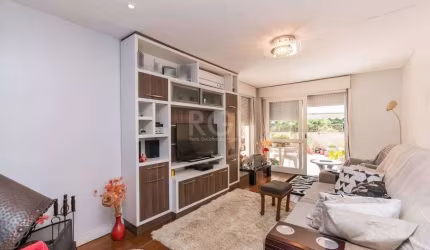 Ótima cobertura duplex no Petrópolis, com 180m² privativos, de 3 dormitórios e vaga. Possui no andar inferior: living amplo para 2 ambientes, 3 dormitórios sendo 1 suíte, banheiro social, cozinha, áre