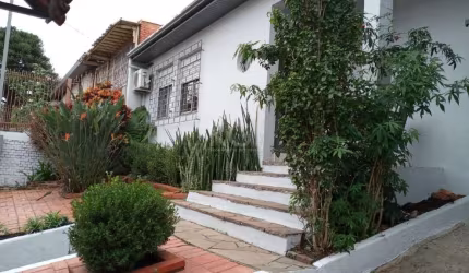 Ótima casa com 3 dormitórios sendo 1 suíte, living 2 ambientes, sala de jantar, copa cozinha, área de serviço. Nos fundos tem pátio e edícula grande com cozinha e churrasqueira, depósito (que pode ser