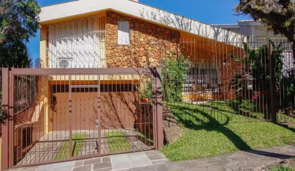 Excelente residência localizada próximo do Iguatemi, com 262 m² construídos, em terreno 10x30m (300m²), com peças amplas. Possui living para 2 ambientes com pé direito duplo, sendo sala de jantar e sa